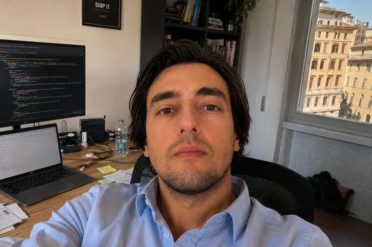 Davide Capanna, sviluppatore web full stack, nel suo studio
